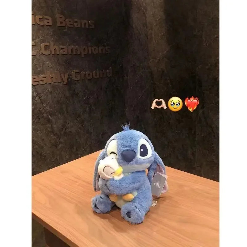 Stitch cu Donald Duck în Brațe